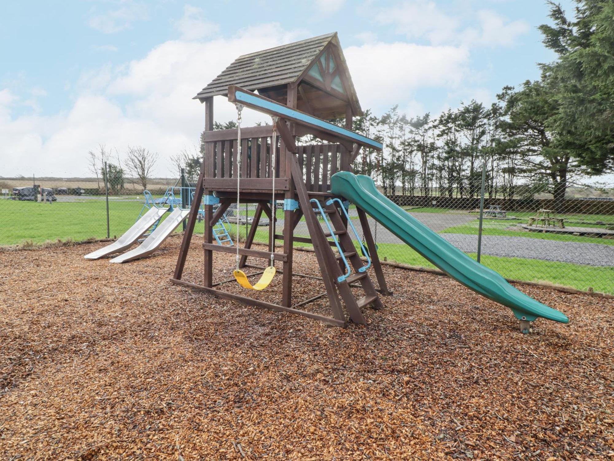 48 Gower Holiday Village Суонси Экстерьер фото